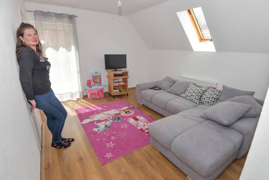 Sama brine o 4 kćeri, 8 ovaca, 40 krava, bori se s vukovima...