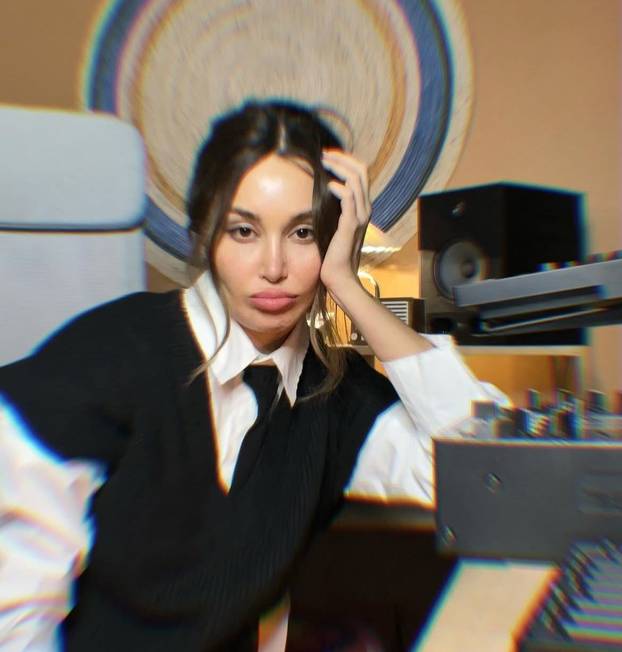 FOTO Prelijepa DJ-ica koja tvrdi da je bila liječnica obožava pokazivati tijelo u badiću