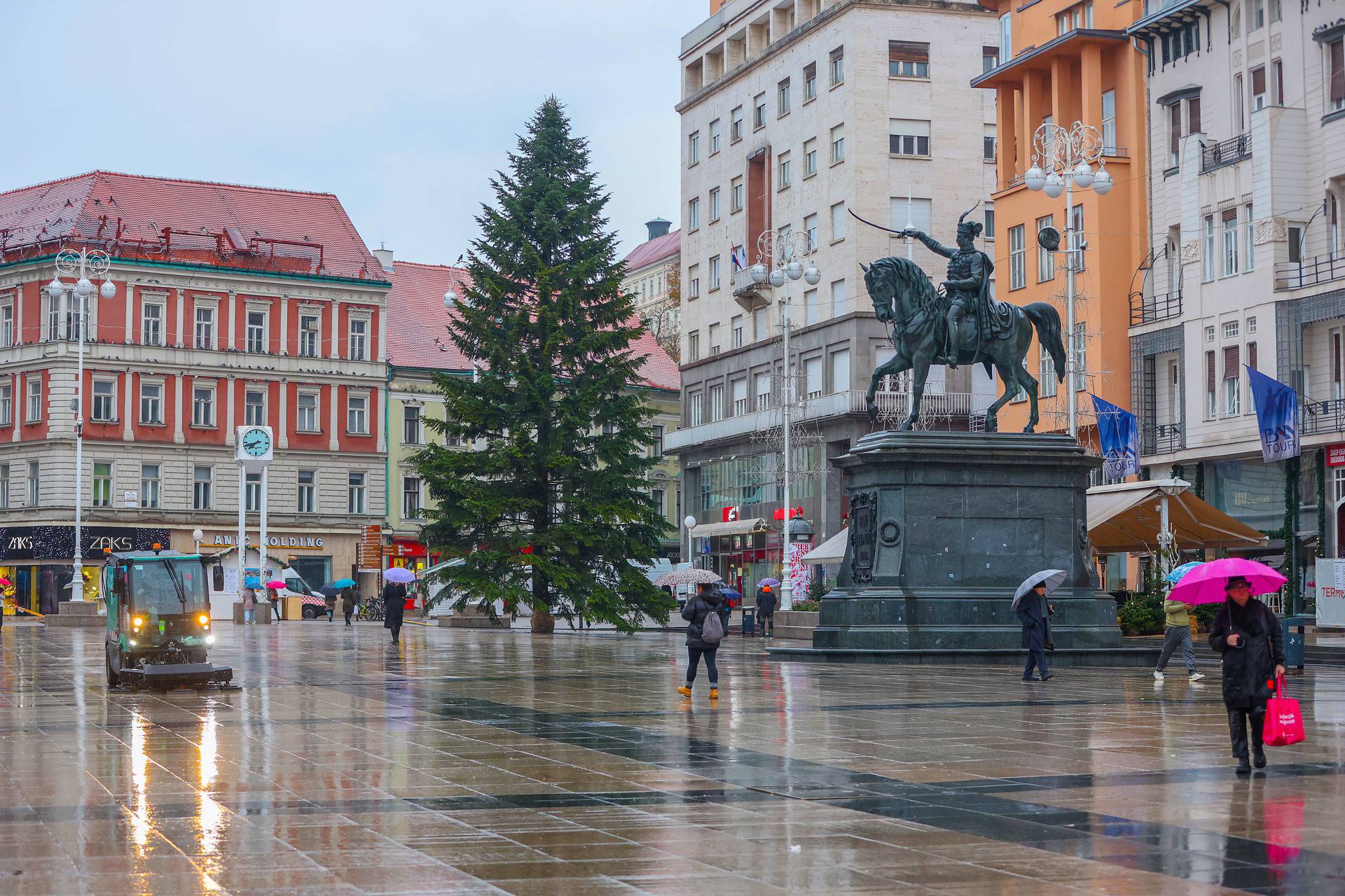 Zagreb: Na Trgu bana Jelačića postavljen bor