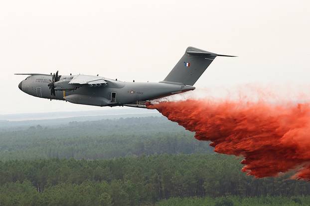 Airbus A400M makes its first-ever drop over the wildfire near Lacanau
