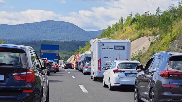 Zapalio se kamion na autocesti prema Splitu, stvorila se ogromna gužva