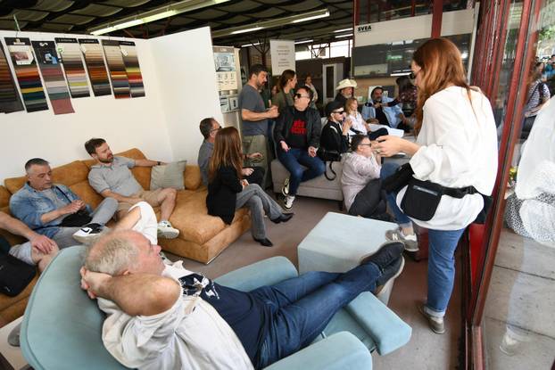 Bjelovar: Glumci u sklopu BOk festivala sami su bili eksponati u izlogu namještaja San