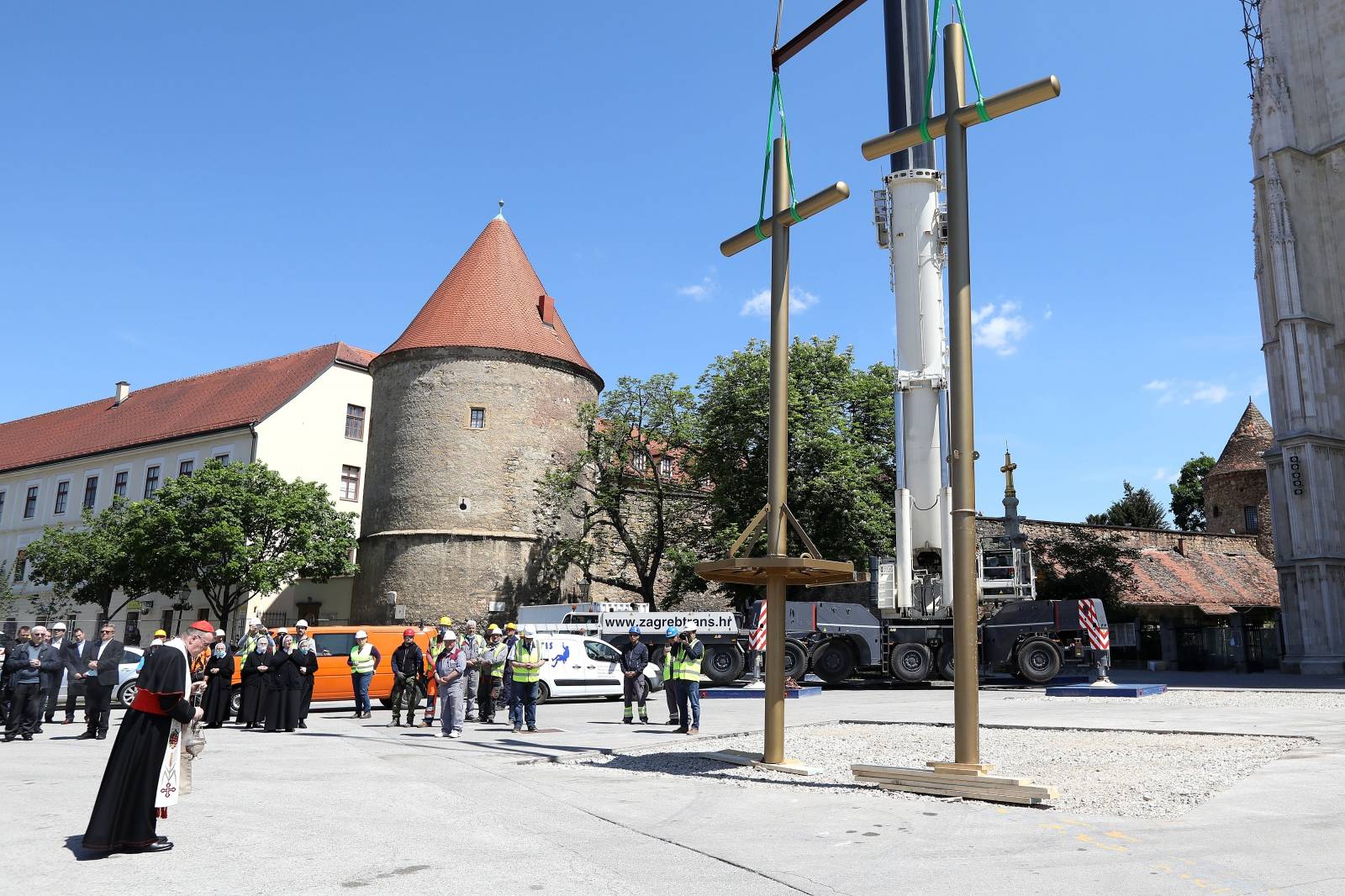 Zagreb: Kardinal Bozanić blagoslovio zamjenske križeve koji će biti postavljeni na tornjeve katedrale