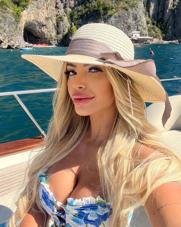 FOTO Toliko se izoperirala da je nisu prepoznali na fotografiji s vozačke! 'Ispitivali su tko je to'