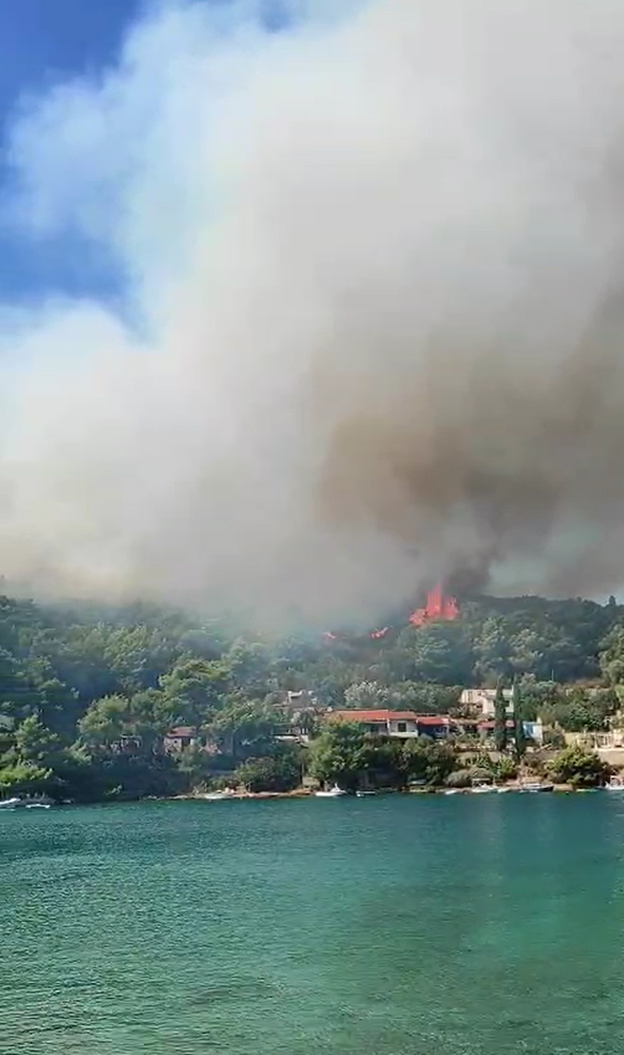 VIDEO Vatrogascima na Šolti stigla ispomoć: 'Za sad ne gori, ali dežurat ćemo kroz cijelu noć'
