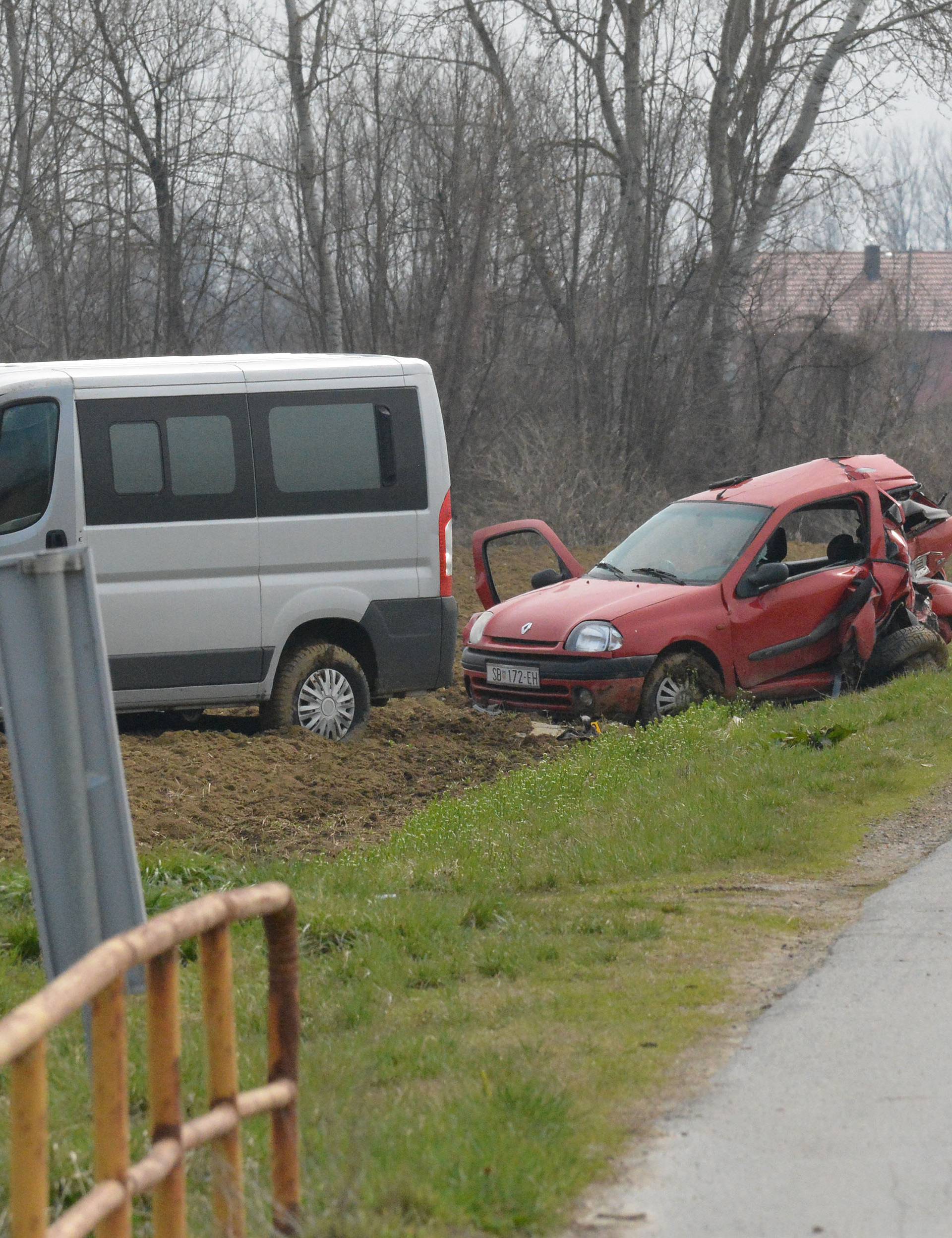 Vozač poginuo,  a Clio smrskan: Pijan kombijem naletio na auto