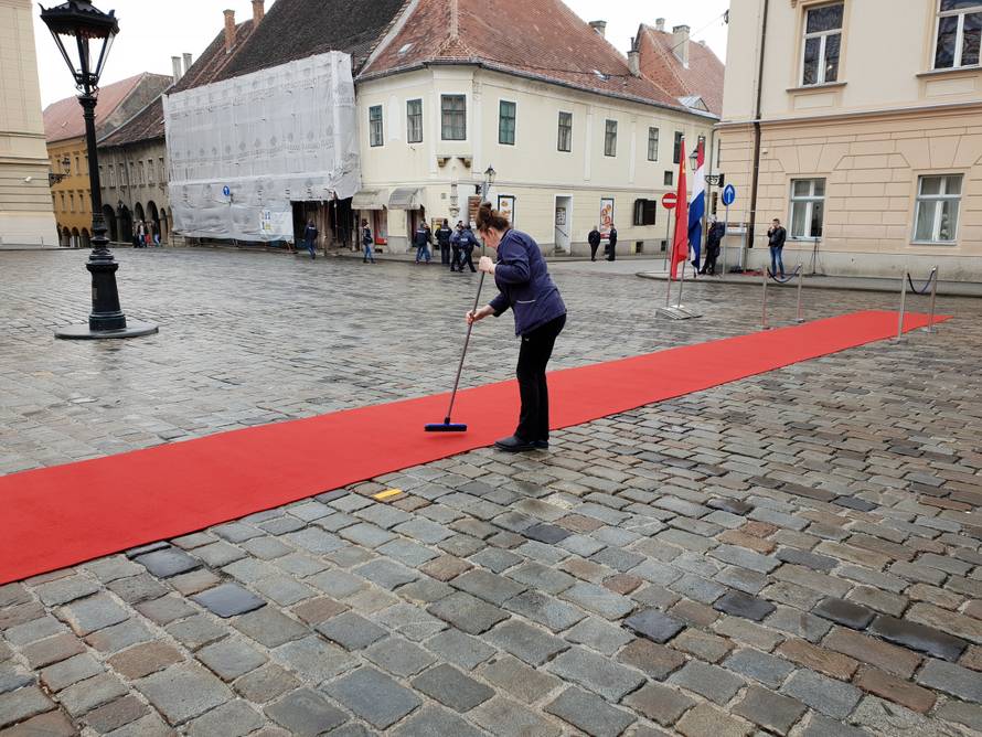 Plenković na dar dobio loptu, a on poklonio bicikl Mate Rimca