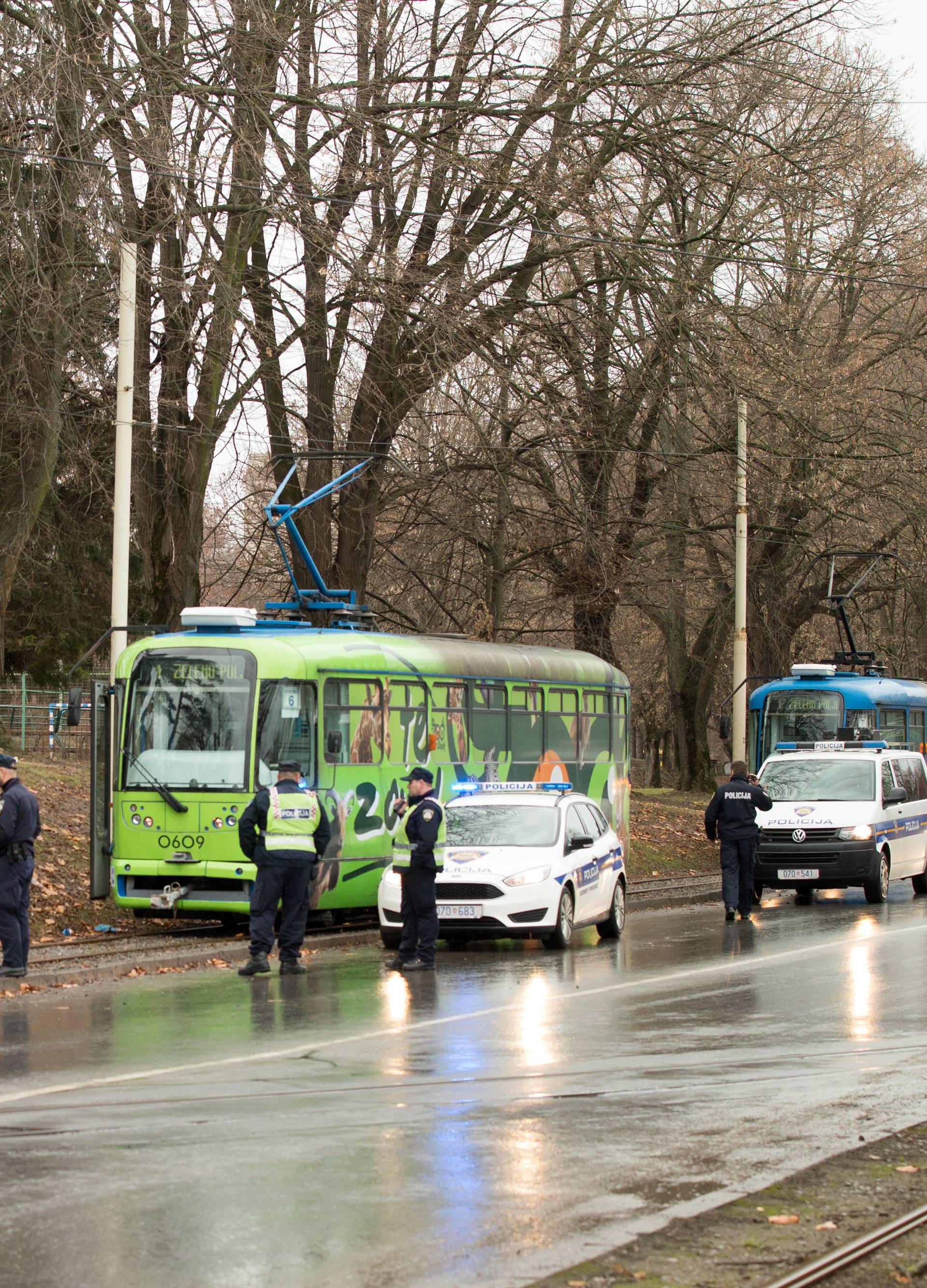 Osijek: Automobil "zalutao" niz padinu i blokirao tramvajski promet, nema ozlijeÄenih