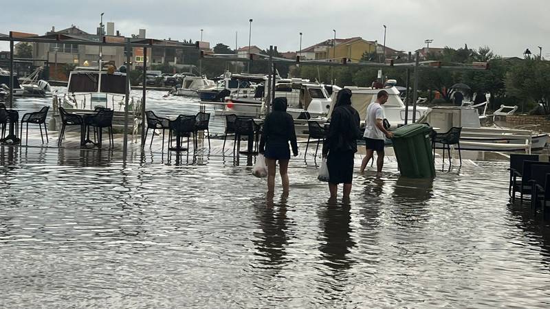 Tribunj prizadelo močno neurje, pričakujejo nov val padavin