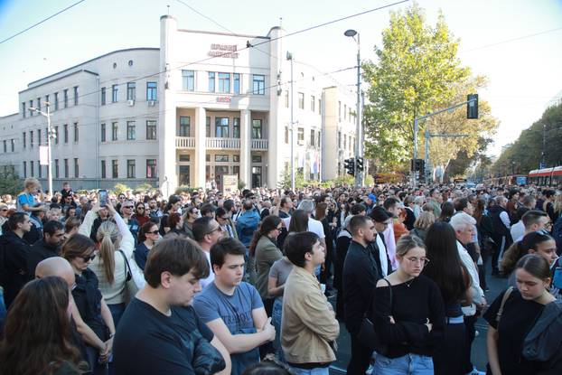 Novi Sad: U 11.52 sve je stalo, građani sa 16 minuta tišine odali počast stradalima