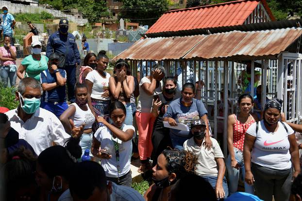Hundreds search for signs of relatives following Venezuela floods