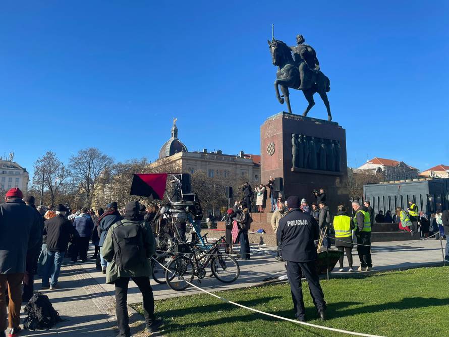 FOTO Marš protiv fašizma: U Rijeci policija spriječila sukob, u Zadru povorku napali bojom