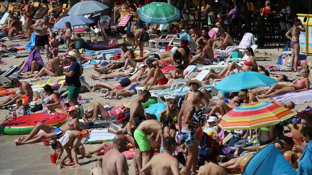 Murter: Plaža Slanica puna je kupača kao u jeku sezone na kakvu smo navikli