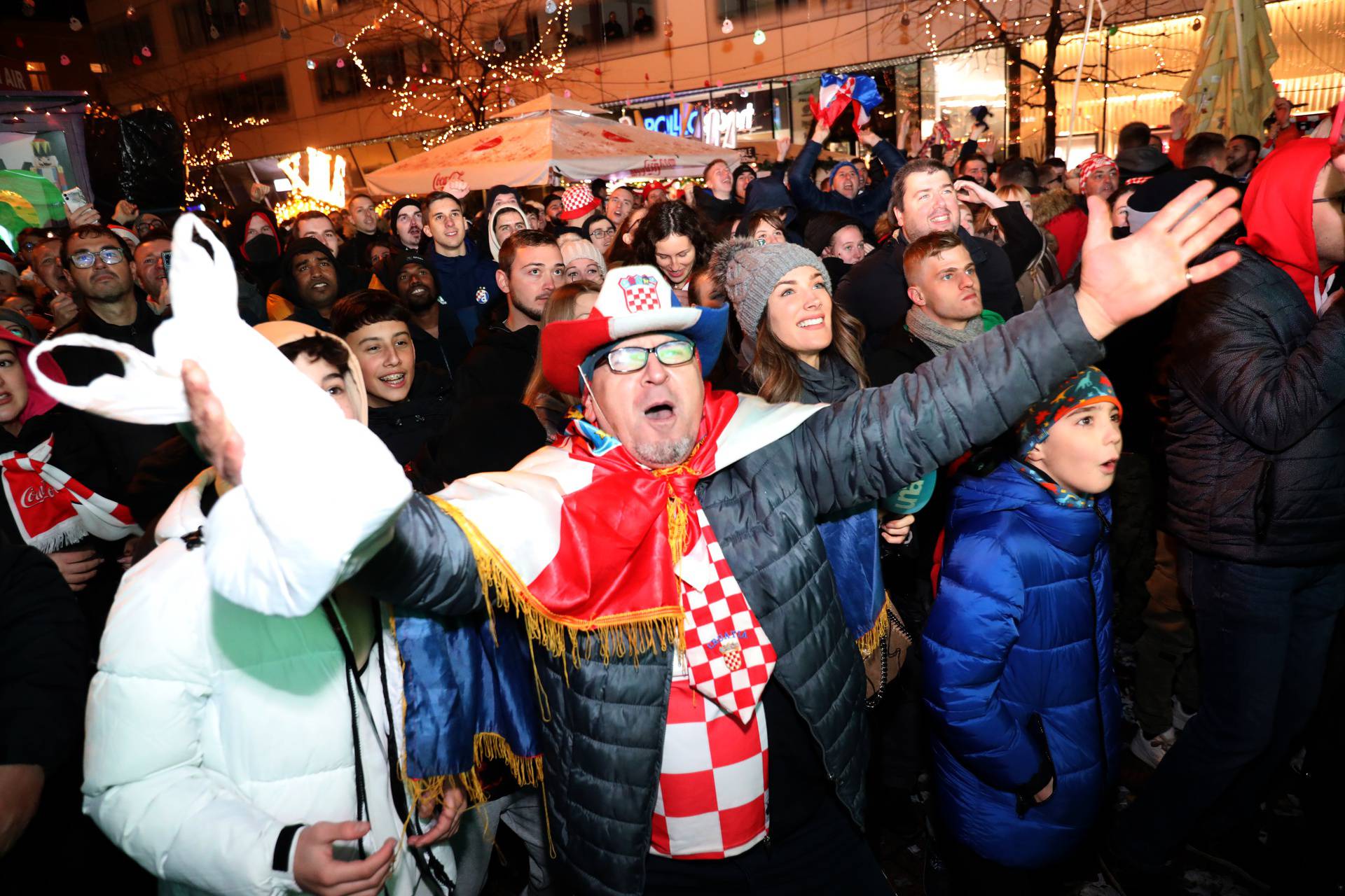 Zagreb: Navija?i na Europskom trgu slave prolazak Hrvatske u ?etvrtfinale Svjetskog prvenstva