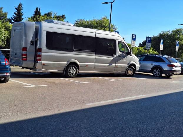 FOTO Bravo majstore, nije ti tu parking! Evo kako se parkira u Hrvatskoj, neke nije ni sram...