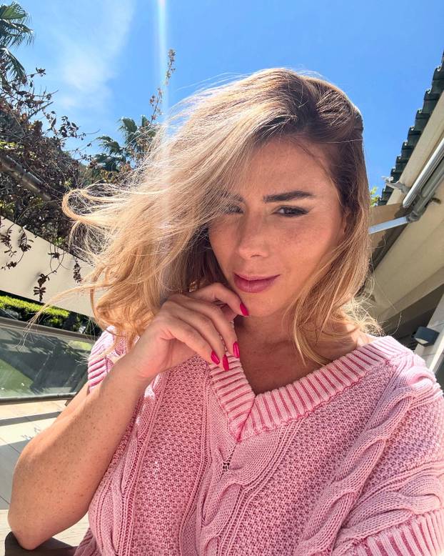 FOTO Fatalna plavuša tečno govori čak četiri jezika, a prije novinarstva bila je konobarica