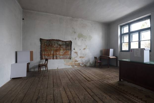 Škola u Željeznom Žumberačkom odavno se ne koristi, ali danas je otvorena zbog izbora