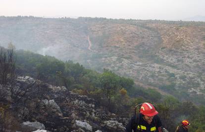 Udar munje izazvao požar na Hvaru, gasitelji i danas dežurni
