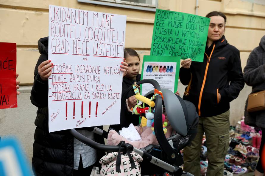 Akcija "Zagrebu nedostaju vrtići" Hrvatske udruge roditelja odgojitelja ispred Gradske skupštine