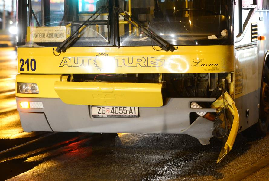 Troje ozlijeđenih u sudaru auta i autobusa, promet je otežan...