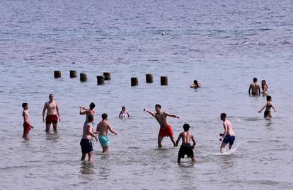 Split: Lijepo vrijeme mnogi koriste na uživanje na plaži