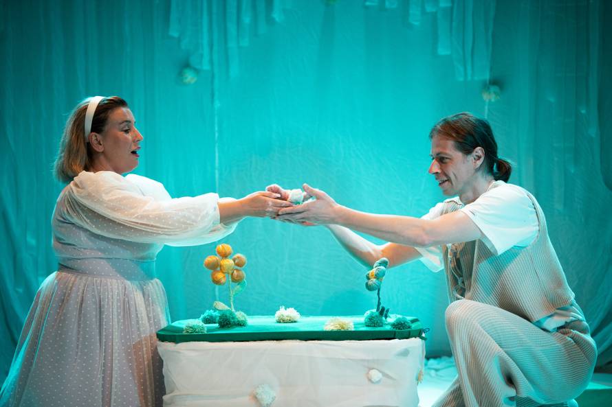 Dječaci utišavali djevojčice u kazalištu? Da, i to je moguće