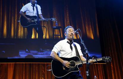 Video: Bruce Springsteen na koncertu izveo Bowiejev hit