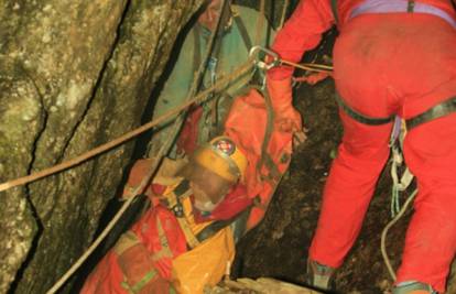 Članovi GSS-a uspjeli izvući ozlijeđenog speleologa iz jame