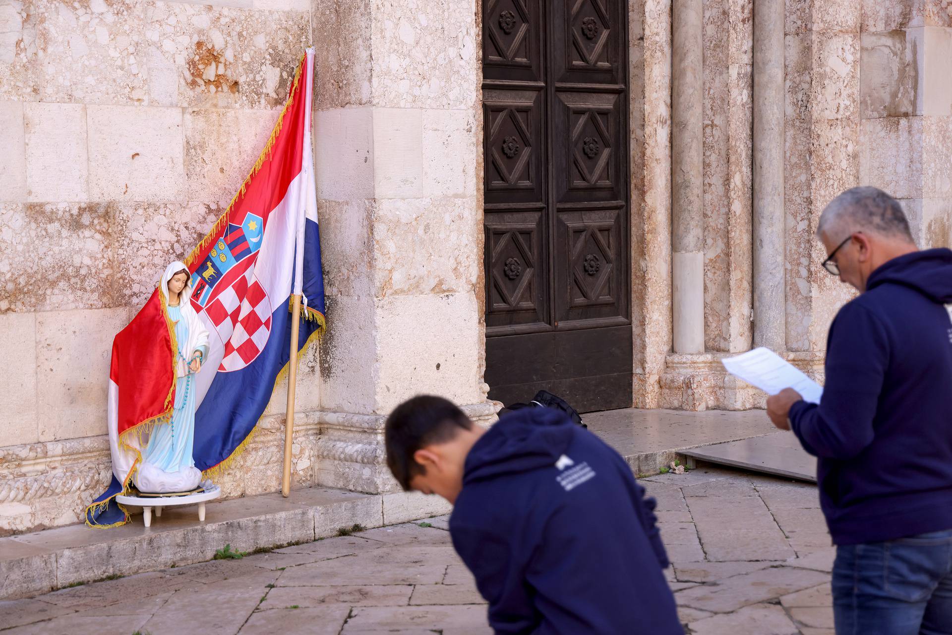 Zadar: Molitelji ispred katedrale Sv. Stošije