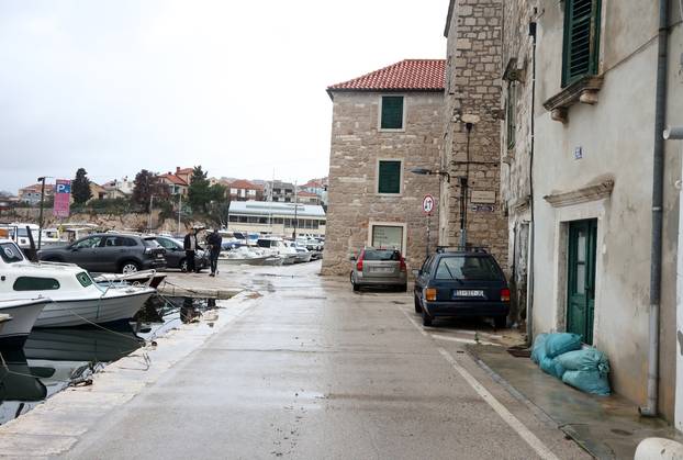 Šibenik: Jugo potopilo Dolac, cijela riva je pod morem