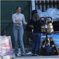 J.Lo u uskim hlačama i štiklama nosila teške vreće hrane, fanovi oduševljeni: Kakva snažna žena