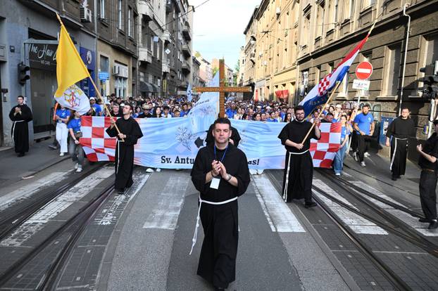 Zagreb: Povorka Antunovskog hoda na putu prema bazilici svetog Antuna Padovanskog