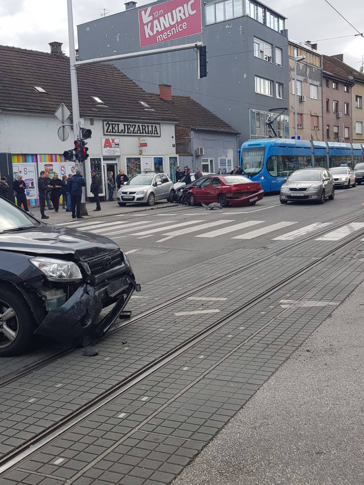 Sudar na Trešnjevci: Ozlijeđeno dvoje ljudi, sudarila se 3 vozila