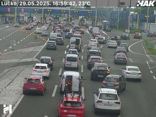 FOTO Kaos na cestama: Kolone prema moru i do 10 kilometara