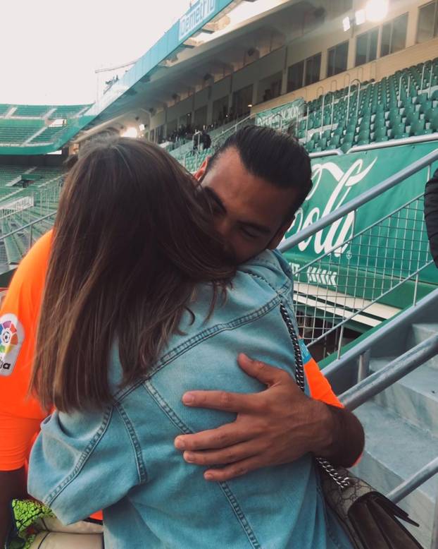 FOTO Livakoviću zatvorio put do gola, ona mu je velika podrška