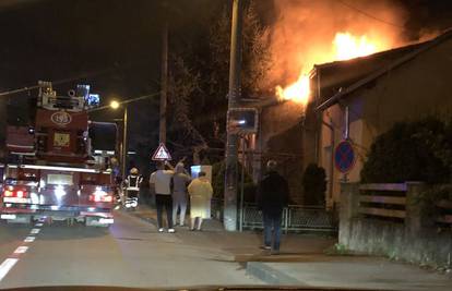 Zapalio se krov kuće u Dubravi, vatrogasci spasili i drugu kuću