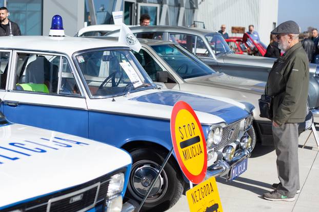 Osijek: Izložba oldtimer vozila ispred Gospodarskog centra