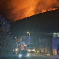 Te&scaron;ka no&cacute; za vatrogasce iz Metkovi&cacute;a i okolice: Vjetar &scaron;iri vatru, ali ku&cacute;e su sigurne