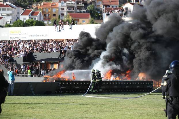 &Scaron;ibenik: Utakmica prekinuta uslijed zapaljene ograde, ga&scaron;enje u tijeku
