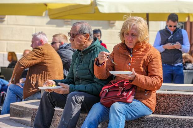 Na pulskoj tržnici propremljena fritaja od 1500 jaja i 10 kilograma šparoga