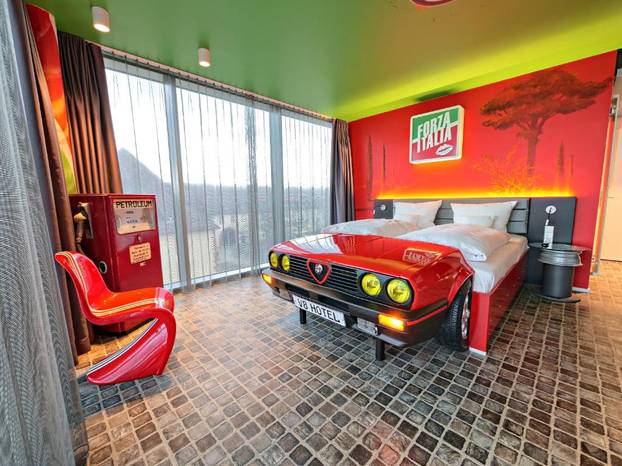 FOTO Jedinstveni hotel za ljubitelje auta: Noć provodite u preuređenim vozilima