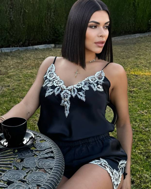 FOTO Zaljubljena je u sebe: 'Dečko mi ne treba, dovoljno mi je pogledati se u ogledalo'