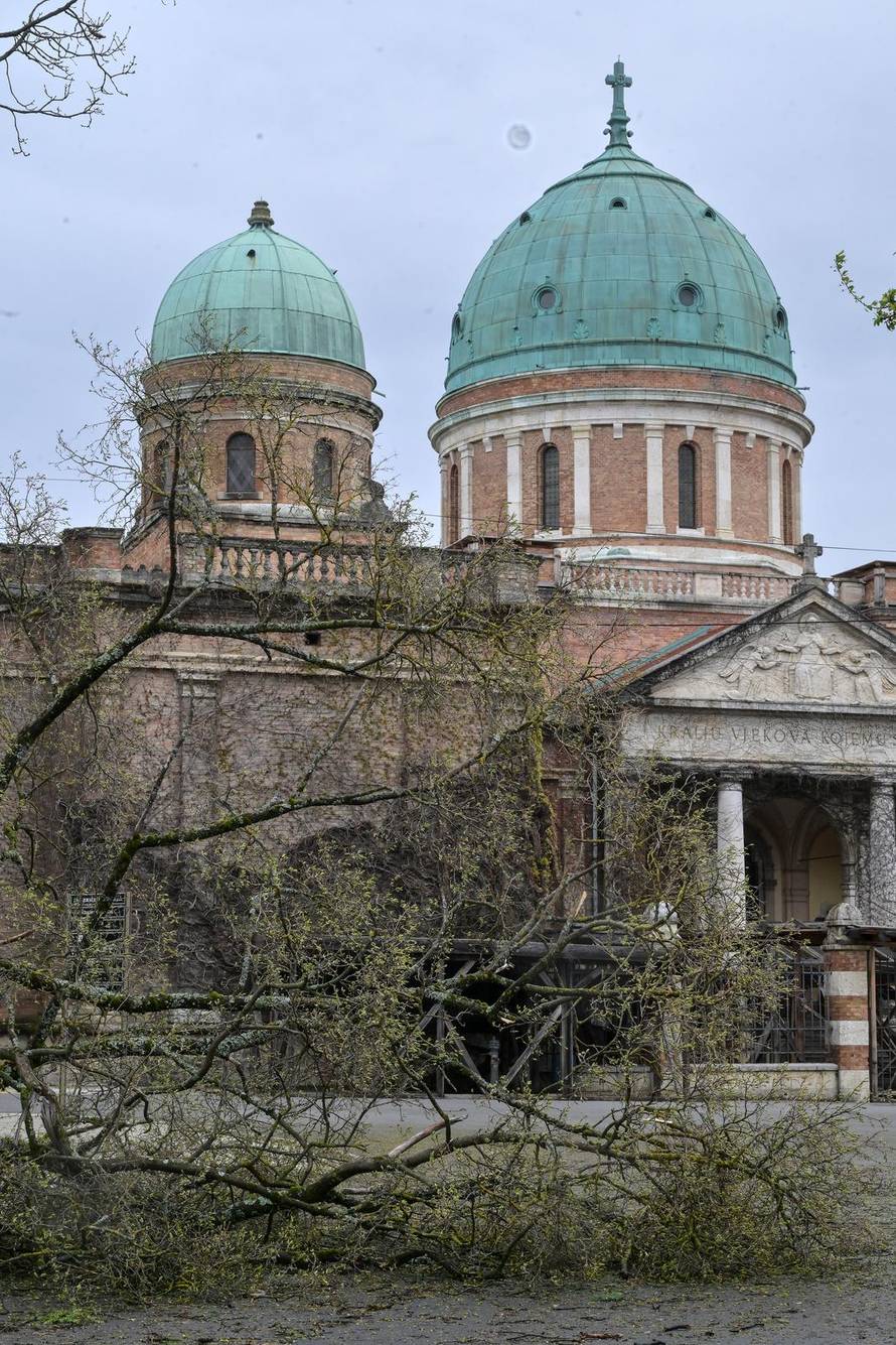 Zagreb: U nevremenu teško oštećeno gradsko groblje Mirogoj
