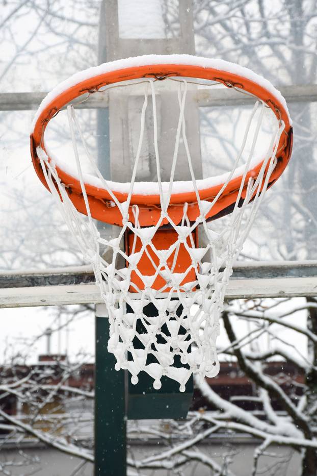 Snijeg zabijelio ulice u Sisku