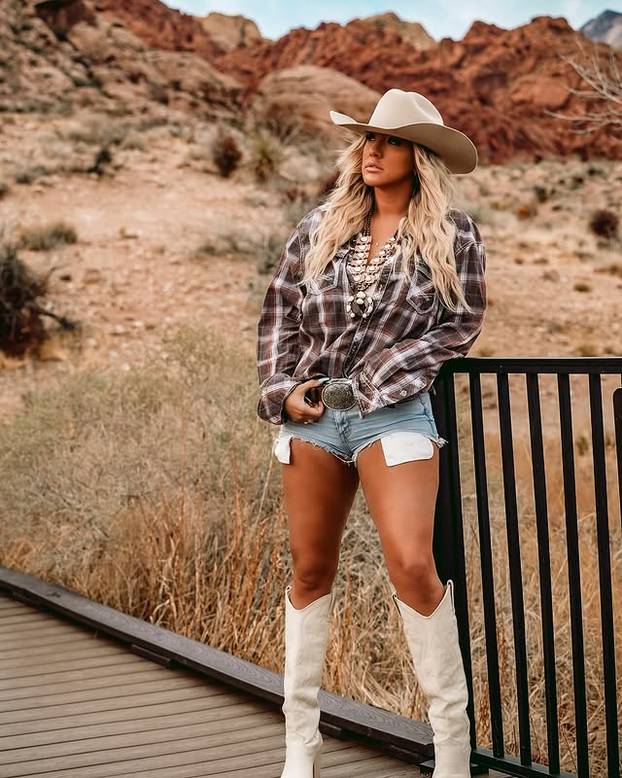 Zbog seksi slika koje objavljuje sina su joj izbacili iz hokejaške momčadi. Ali ona ne odustaje...