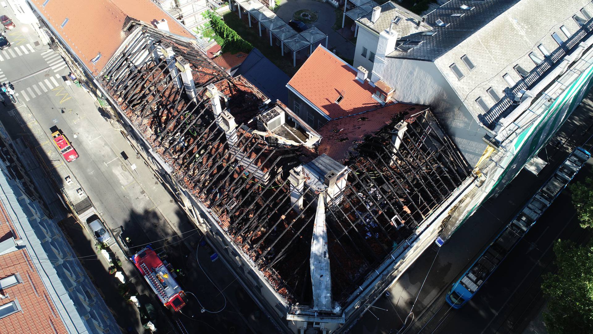 Pogled iz zraka na izgoreno krovište u Ulici Petra Berislavića