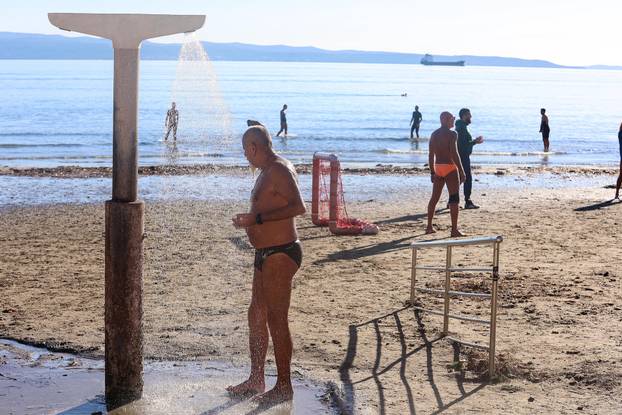 Splićani uživaju u zimskom kupanju na Bačvicama