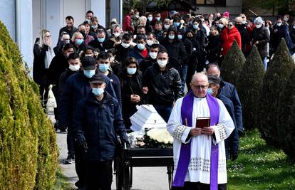 Tuga u Novoj Gradiški: Mnogo ljudi na pogrebu malene Nikoll