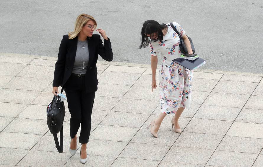 Zagreb: Ministrica poljoprivrede prilikom izlaska iz automobila oštetila petu na cipeli