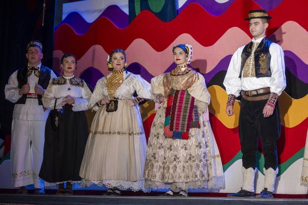 Županja: U sklopu 59. Šokačkog sijela održana Revija narodnih nošnji zlatara